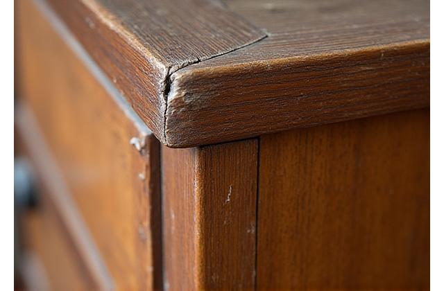 修復前の傷んだ木製家具